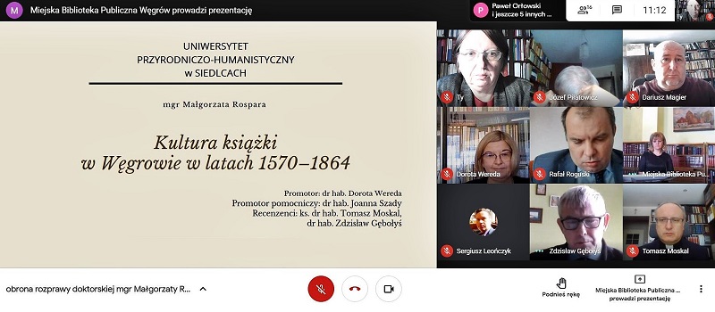screen z obrony w formie on-line, z lewej wyświetlana prezentacja, z prawej członkowie komisji
