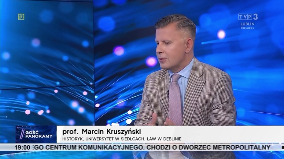 Mezczyzna w krawacie w studiu telewizyjnym