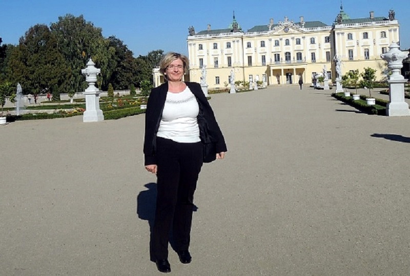 dr hab. Dorota Wereda stojąca na tle pałacu