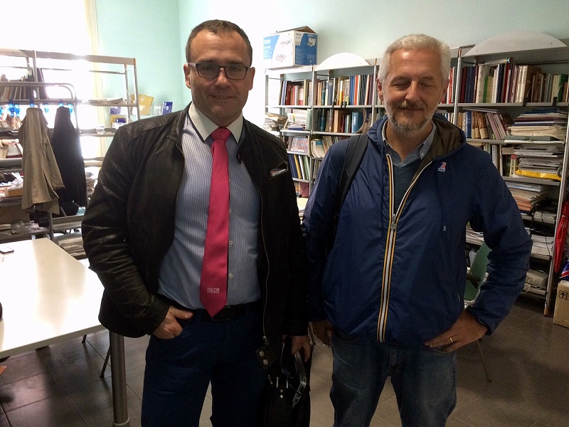 Patryk Skupniewicz i prof. Ciro Lo Muzio w bibliotece