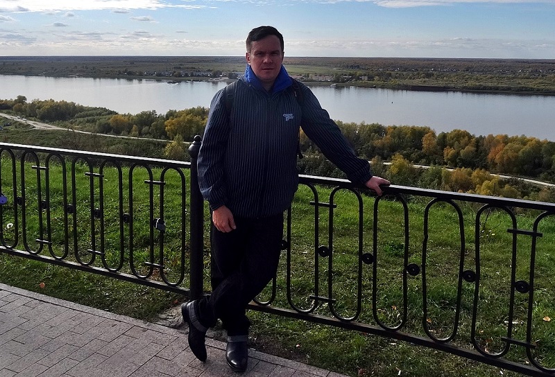 dr Sergiusz Leończyk stojący na tle rzeki