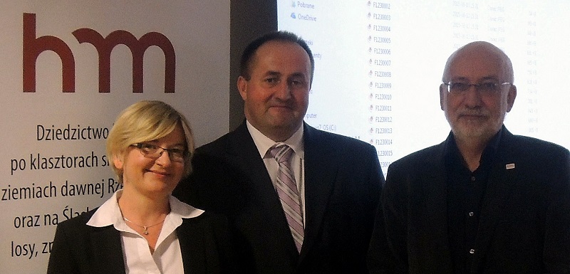 stojący od lewej dr hab. Dorota Wereda, dr hab. Jarosław Cabaj, prof. dr hab. Marek Derwich
