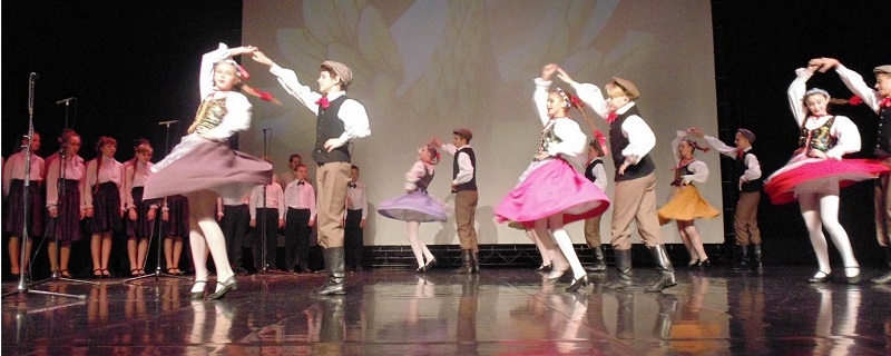 dzieci tańczące na scenie