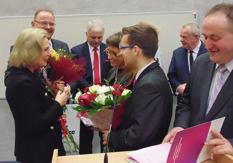 Studenci wręczający kwiaty Annie Anders