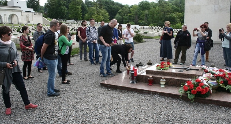 studenci na Cmentarzu Orląt Lwowskich