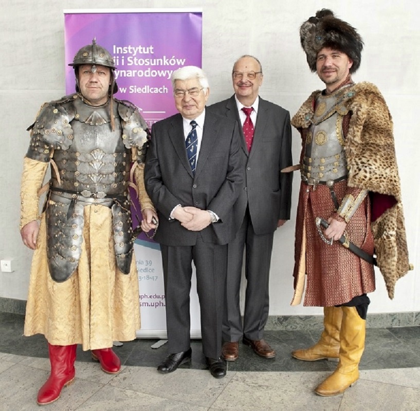 prof. Marek Wagner i prof. Marek Plewczyński w asyście husarii