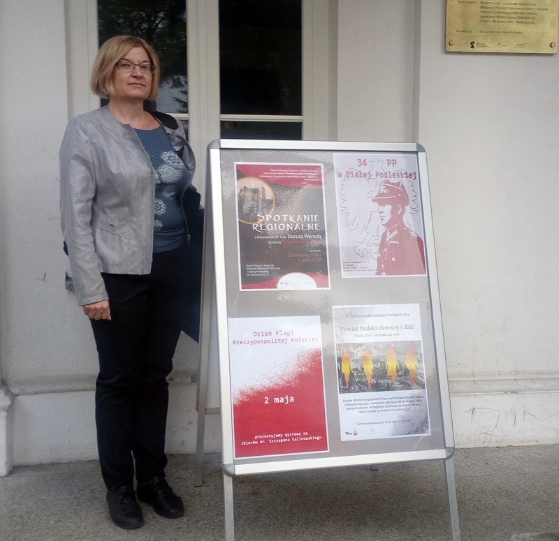 dr hab. Dorota Wereda obok plakatu