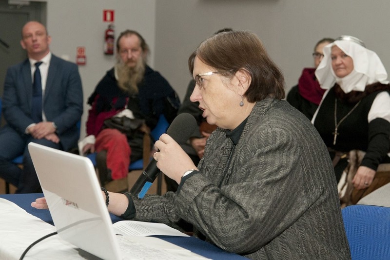 dr hab. Maria Starnawska prowadząca wykład, na drugim planie członkowie grupy rekonstrukcyjnej