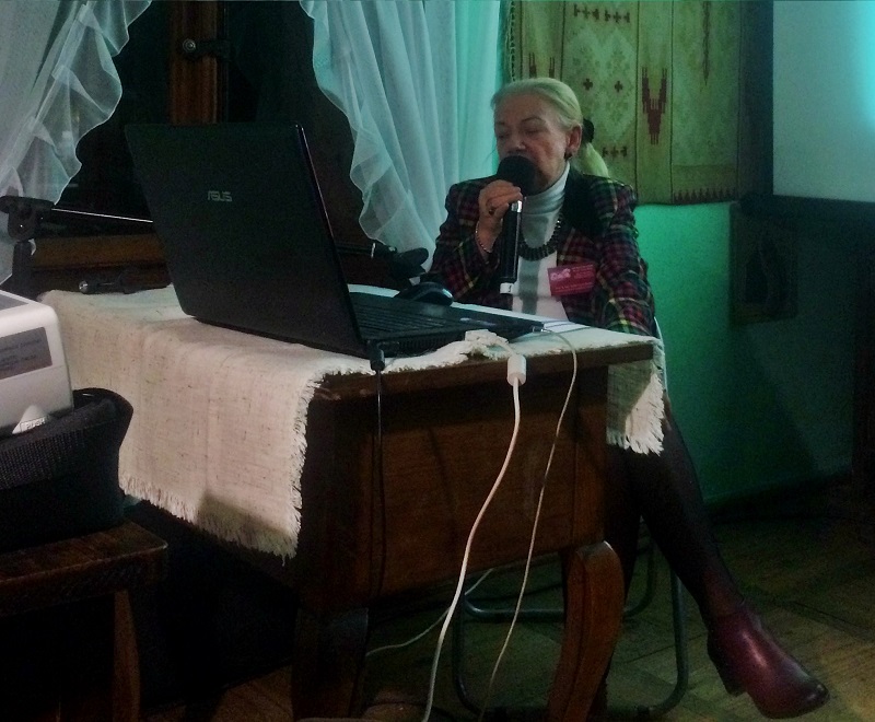 prof. Zofia Chyra-Rolicz siedząca przed komputerem