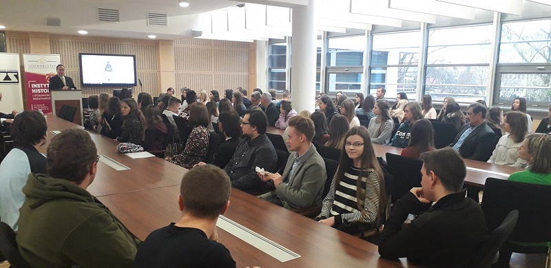 uczestnicy konferencji, słuchający wykładu