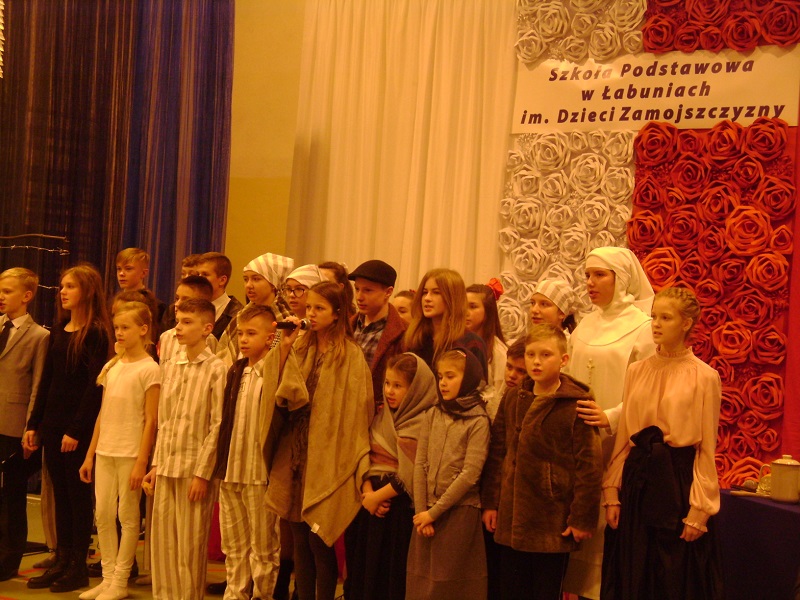 dzieci ze szkoły w Łabuniach