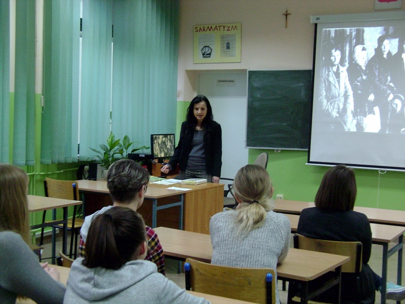 dr Beata Kozaczyńska prowadząca wykład dla Uczniów