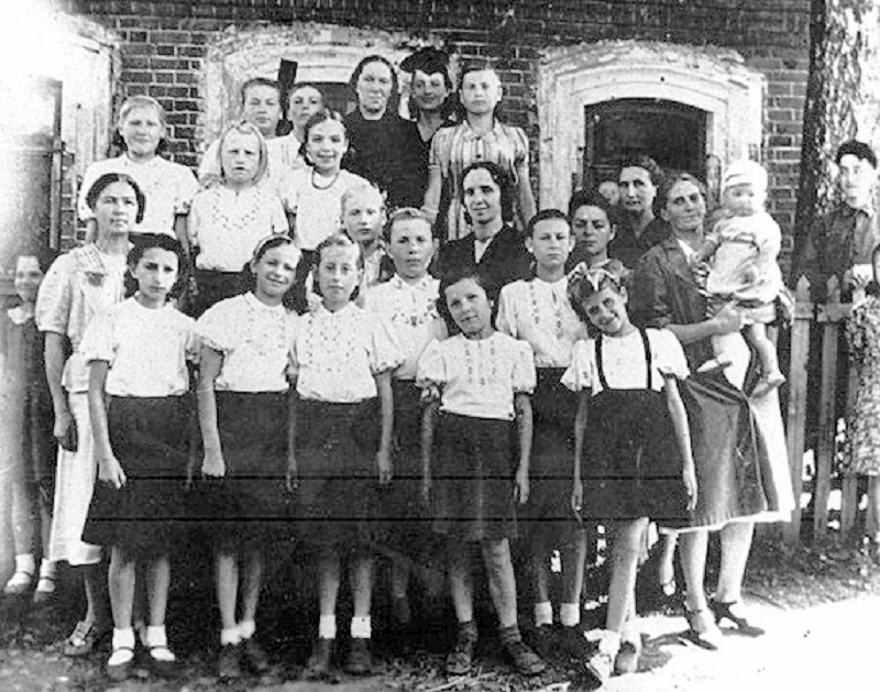 Wychowankowie i personel Polskiego Domu Dziecka Szwarycho 1945