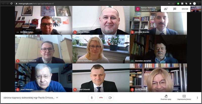 screen z obrony w formie on-line, mgr Paweł Orłowski i członkowie komisji