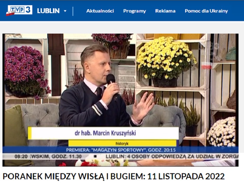 M Kruszynski w telewizyjnym studiu