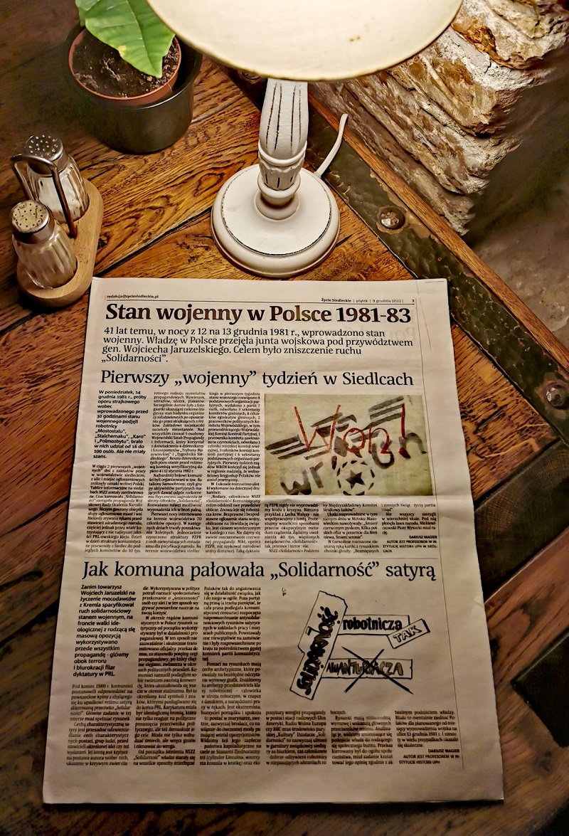 gazeta i lampa na stole