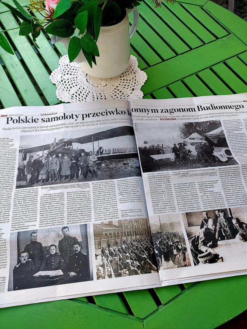 gazeta na zielonym stoliku