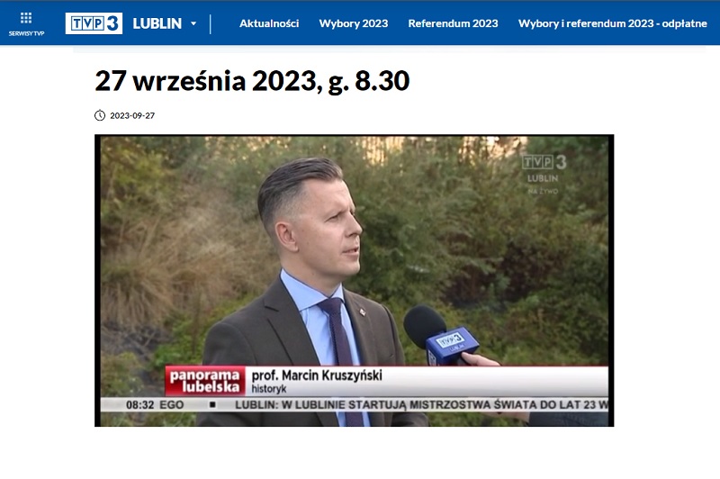 mezczyzna z mikrofonem w lesie