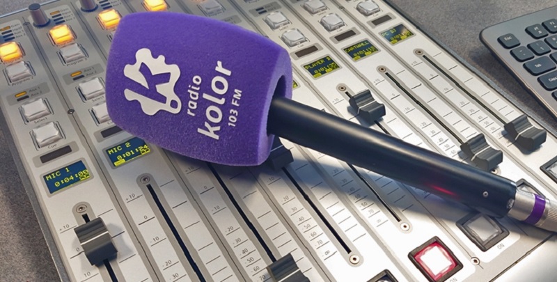 mikrofon z napisem radio kolor