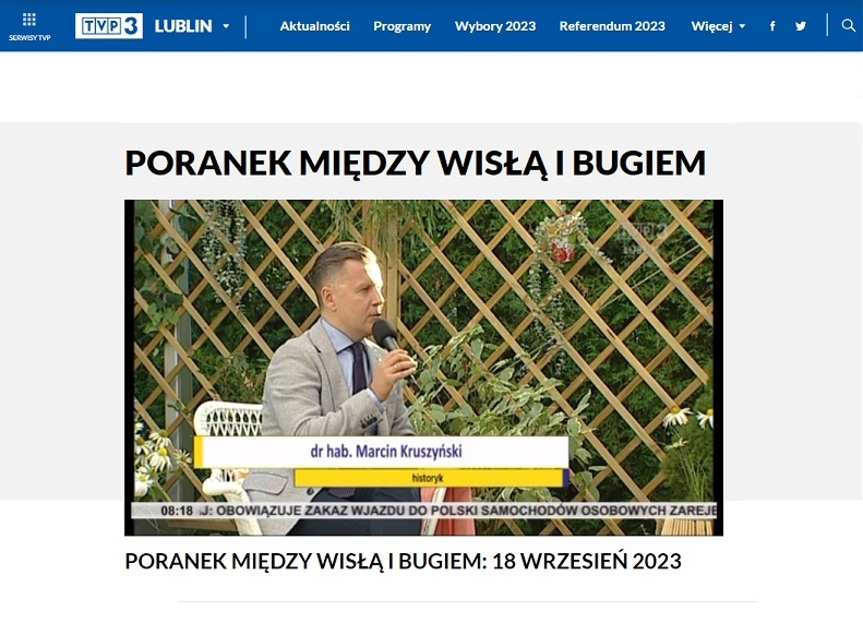 screen tv mezczyzna kratka krzaki mikrofon